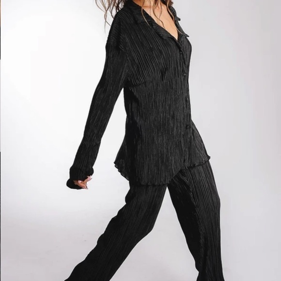 Boutique Plisse Set - Picture 7 of 11